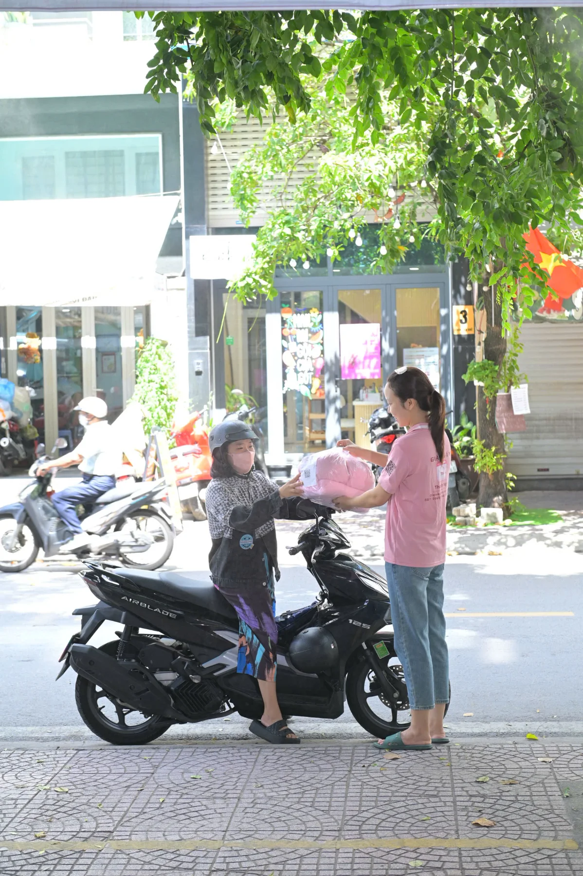 Đầu thu, mưa Sài Gòn và những mẻ đồ khô thơm ở Thanh Ngân