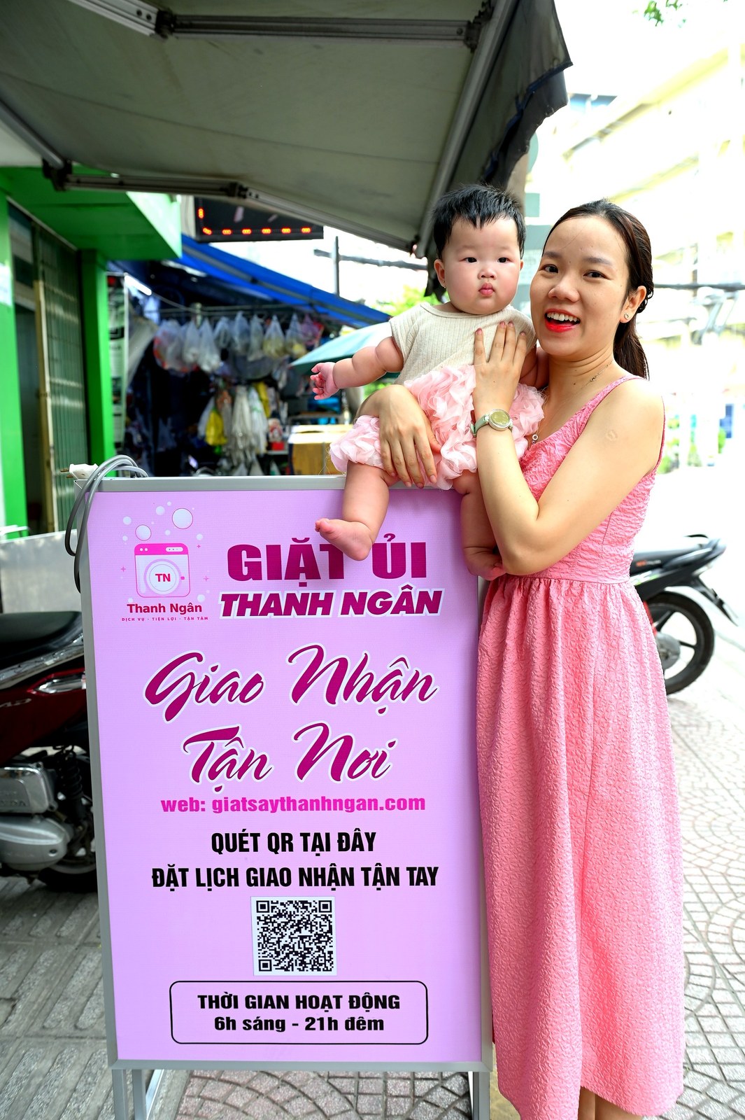 Ngân bên bảng giá dịch vụ