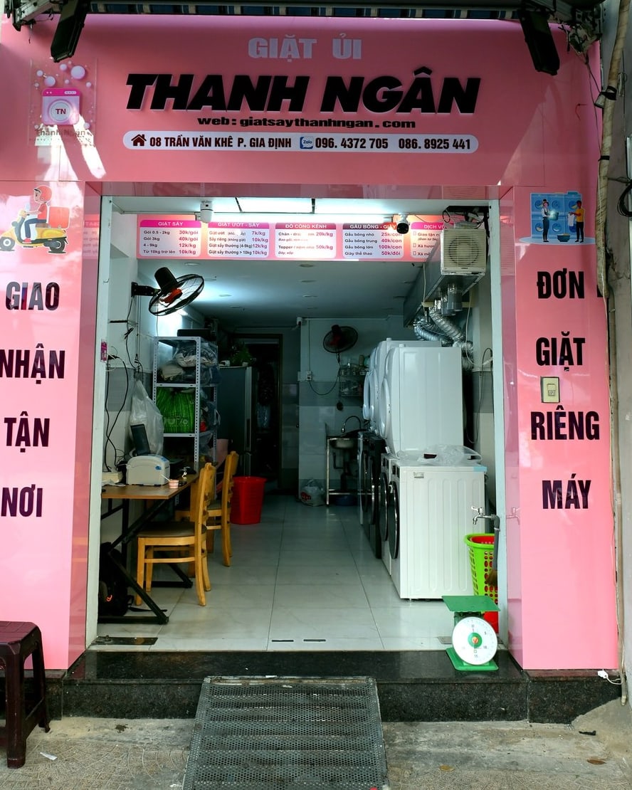 Mặt tiền tiệm Thanh Ngân với bảng giao nhận tận nơi