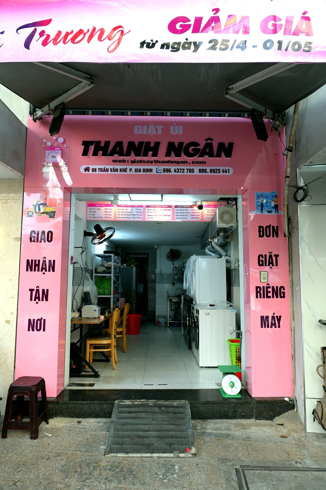 Mặt tiền tiệm chiều khai trương
