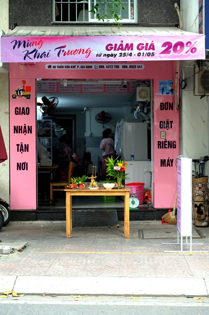 Mặt tiền tiệm Giặt Sấy Thanh Ngân — Số 8 Trần Văn Khê, Gia Định ngày khai trương